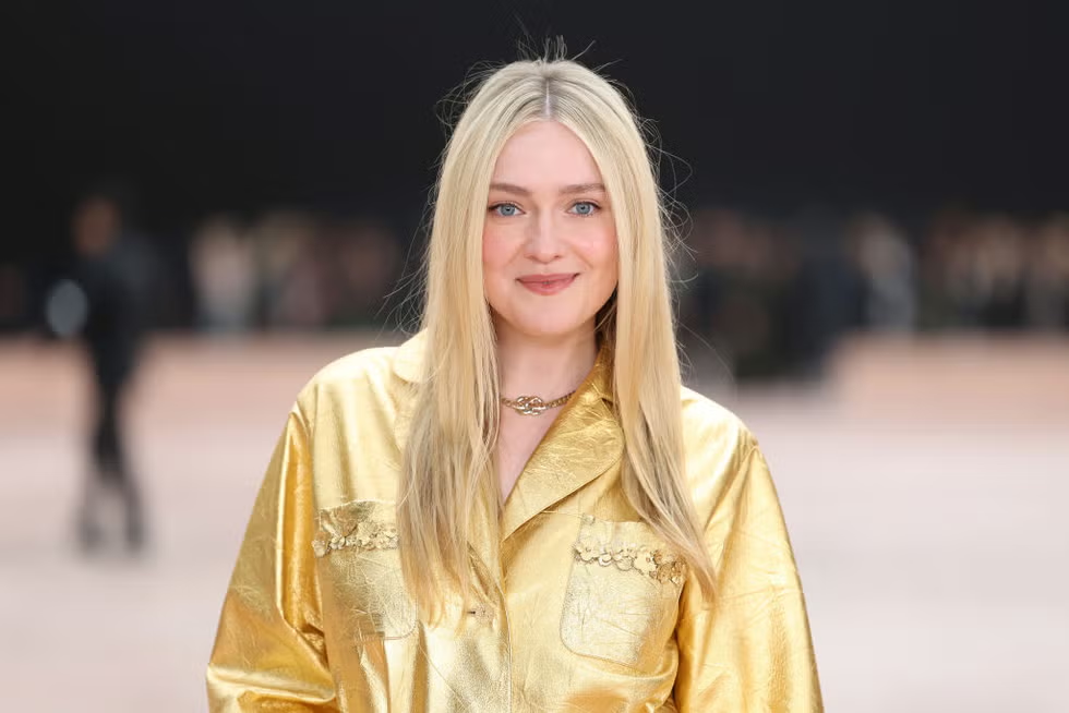 Dakota Fanning Tampil Memukau dalam Setelan Kulit Emas di Chanel